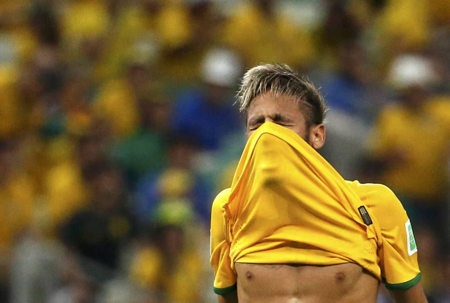 Neymar con la maglia sul volto. Action Images